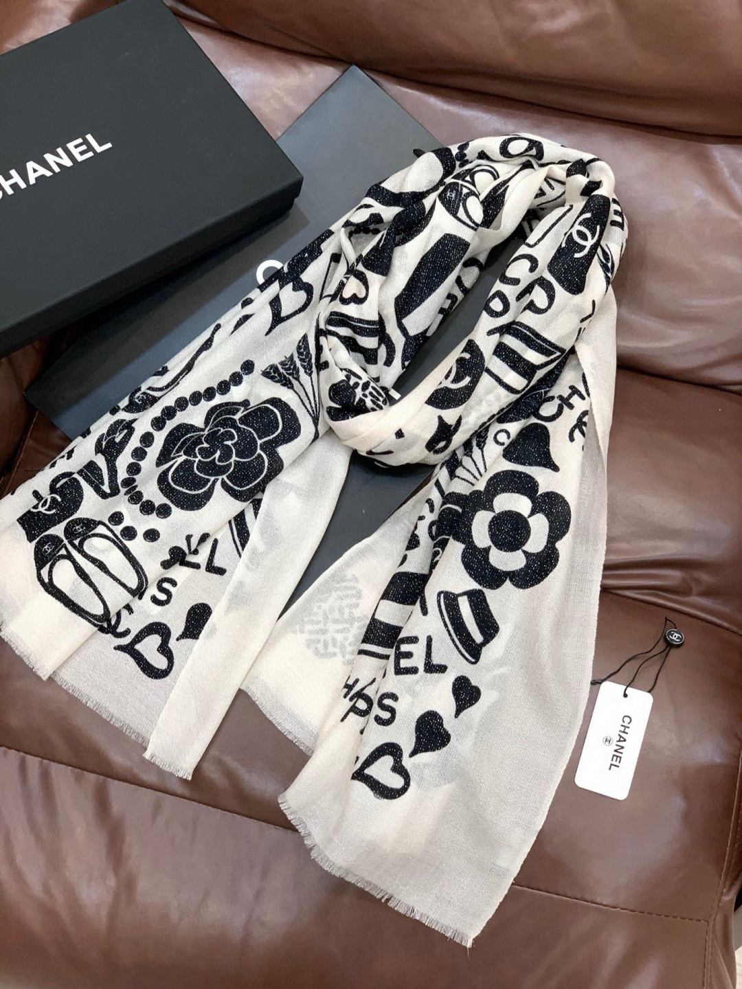 上新🌟 会发光发亮的围巾 💄💋新款客供银线💖羊绒面料长巾 😘美翻了[流泪]【小香银线图标】，御用殿堂级极