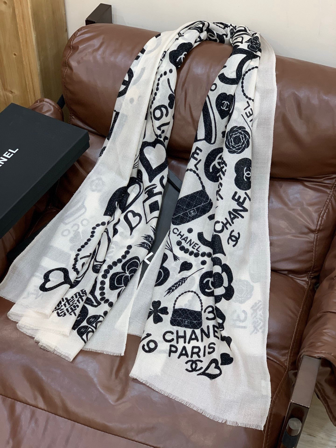 上新🌟 会发光发亮的围巾 💄💋新款客供银线💖羊绒面料长巾 😘美翻了[流泪]【小香银线图标】，御用殿堂级极