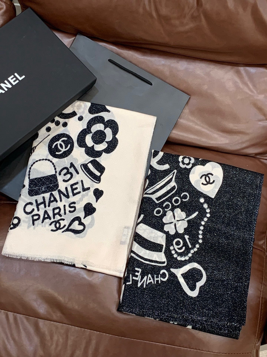 上新🌟 会发光发亮的围巾 💄💋新款客供银线💖羊绒面料长巾 😘美翻了[流泪]【小香银线图标】，御用殿堂级极