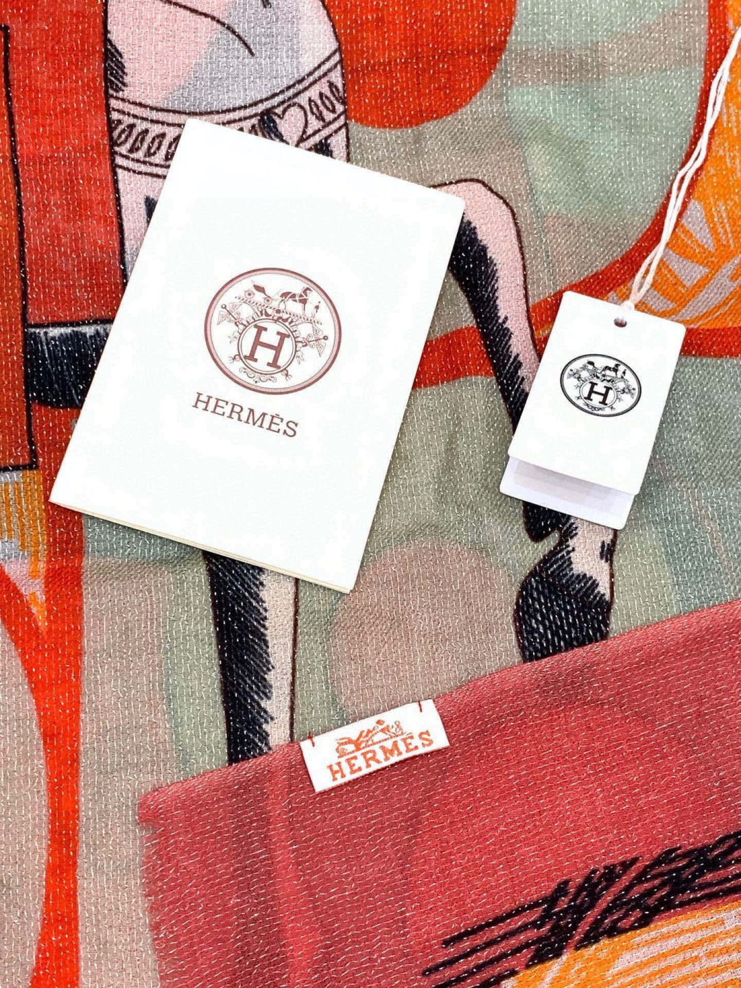 会发光发亮的围巾 爱马仕 专柜同步 买了都说好看羊绒印花‼️推荐💕顶级工艺超值‼️爱马仕专柜爆款🎁🎁羊绒