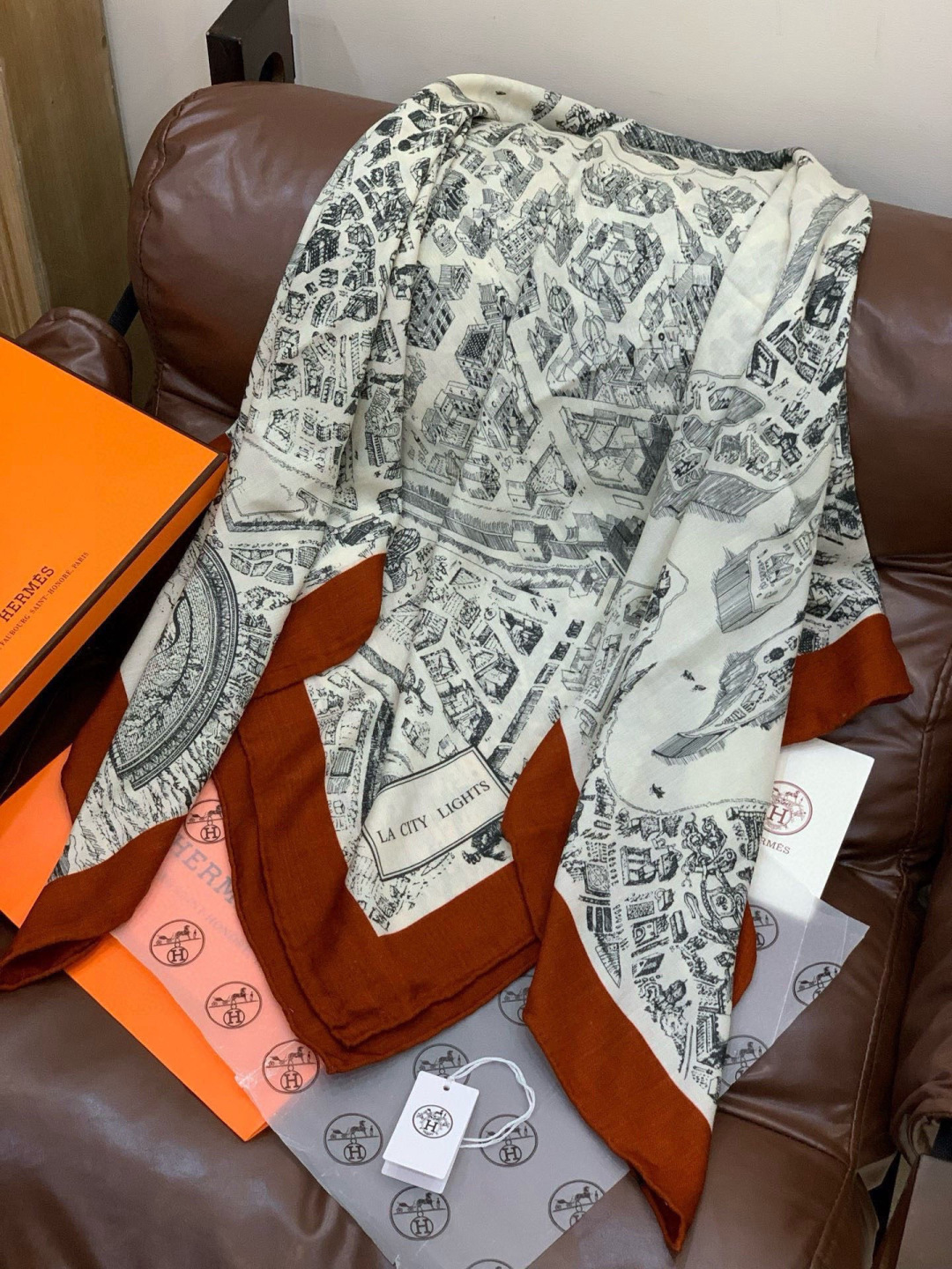 【140顶级丝羊绒双面同色披肩『骏马之城』！！超级气质！！】不仅美有其表，更有好品质与好细节的出彩内质！