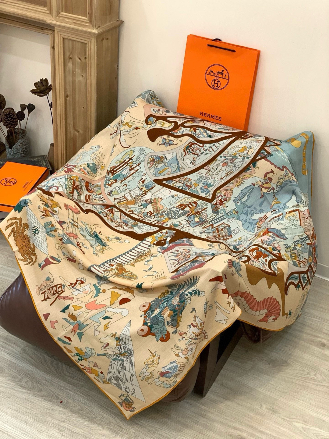 “马术学院”140双面同色丝绒披肩～Hermes 手工卷边丝绒方巾（30%桑蚕丝70%羊绒）这款爱马仕的