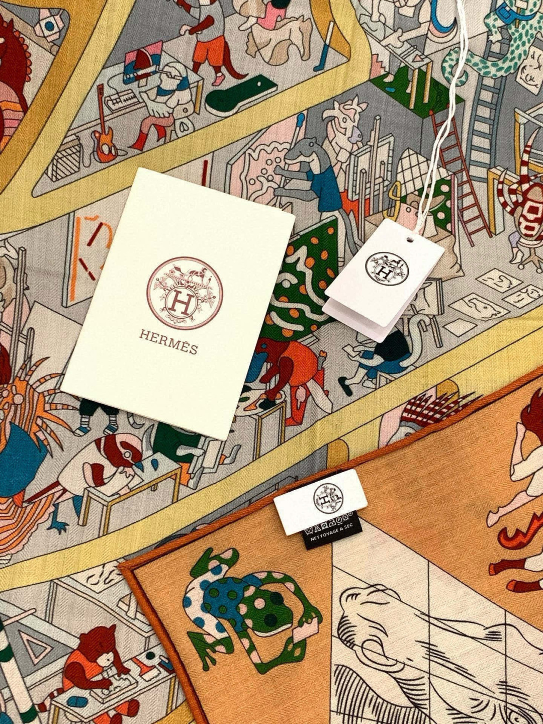 “马术学院”140双面同色丝绒披肩～Hermes 手工卷边丝绒方巾（30%桑蚕丝70%羊绒）这款爱马仕的