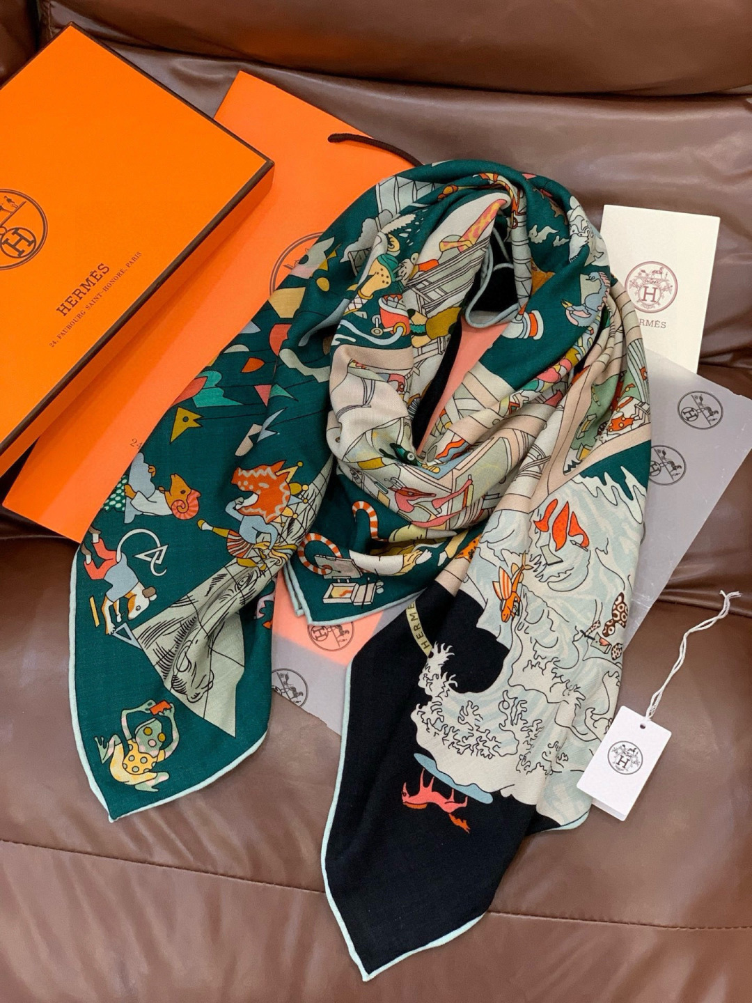 “马术学院”140双面同色丝绒披肩～Hermes 手工卷边丝绒方巾（30%桑蚕丝70%羊绒）这款爱马仕的