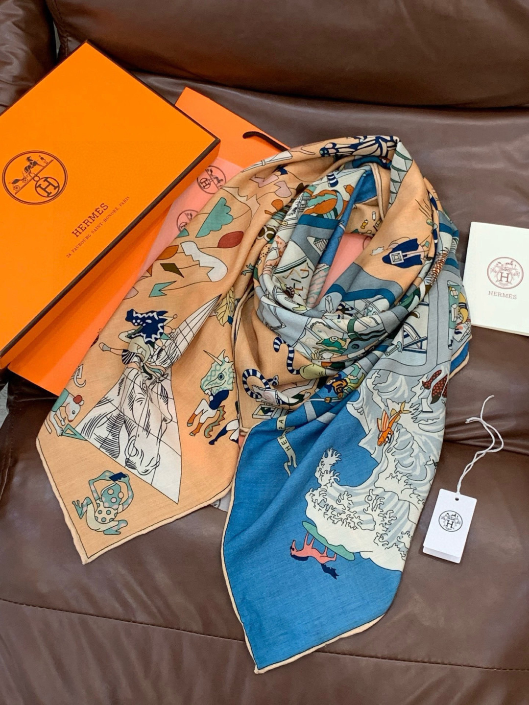 “马术学院”140双面同色丝绒披肩～Hermes 手工卷边丝绒方巾（30%桑蚕丝70%羊绒）这款爱马仕的