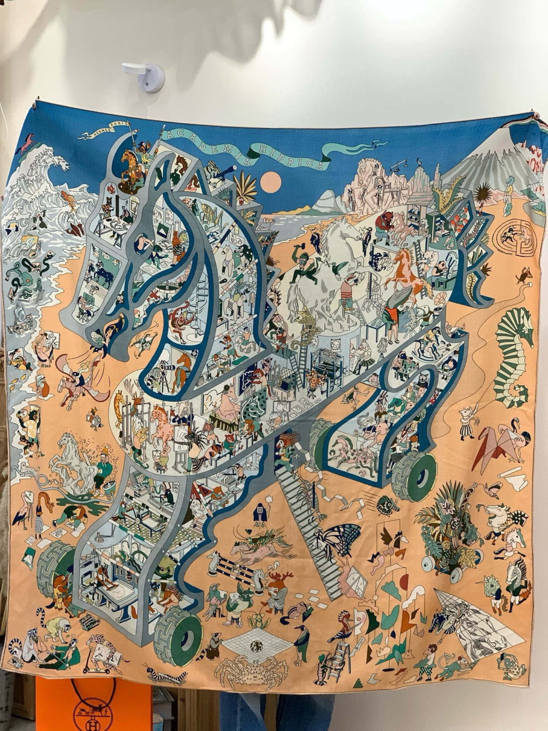 “马术学院”140双面同色丝绒披肩～Hermes 手工卷边丝绒方巾（30%桑蚕丝70%羊绒）这款爱马仕的