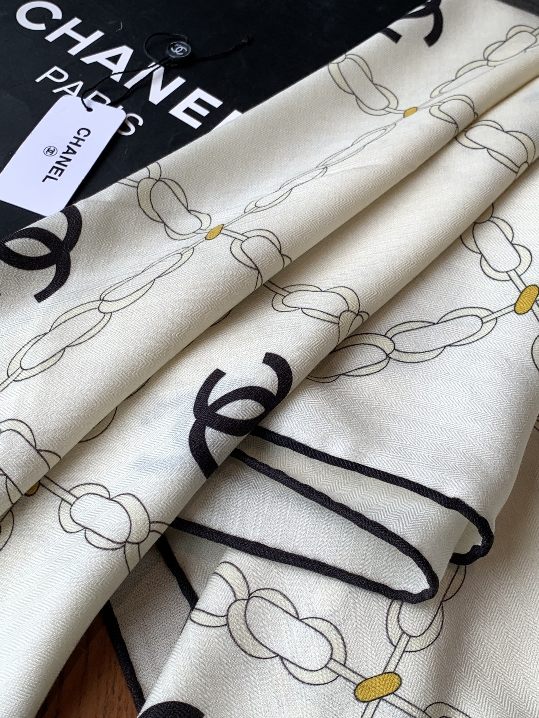 2025秋冬高级成衣系列～Chanel 【140双面同色丝绒披肩】此系列谱写一曲自由轻灵的赞歌本系列作品