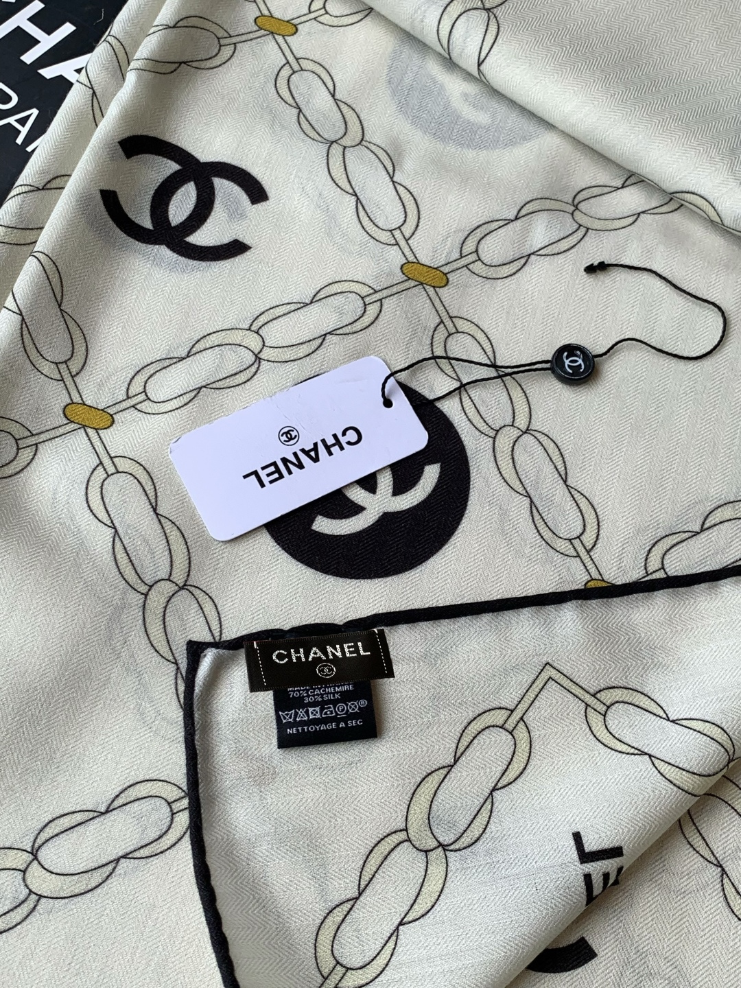 2025秋冬高级成衣系列～Chanel 【140双面同色丝绒披肩】此系列谱写一曲自由轻灵的赞歌本系列作品