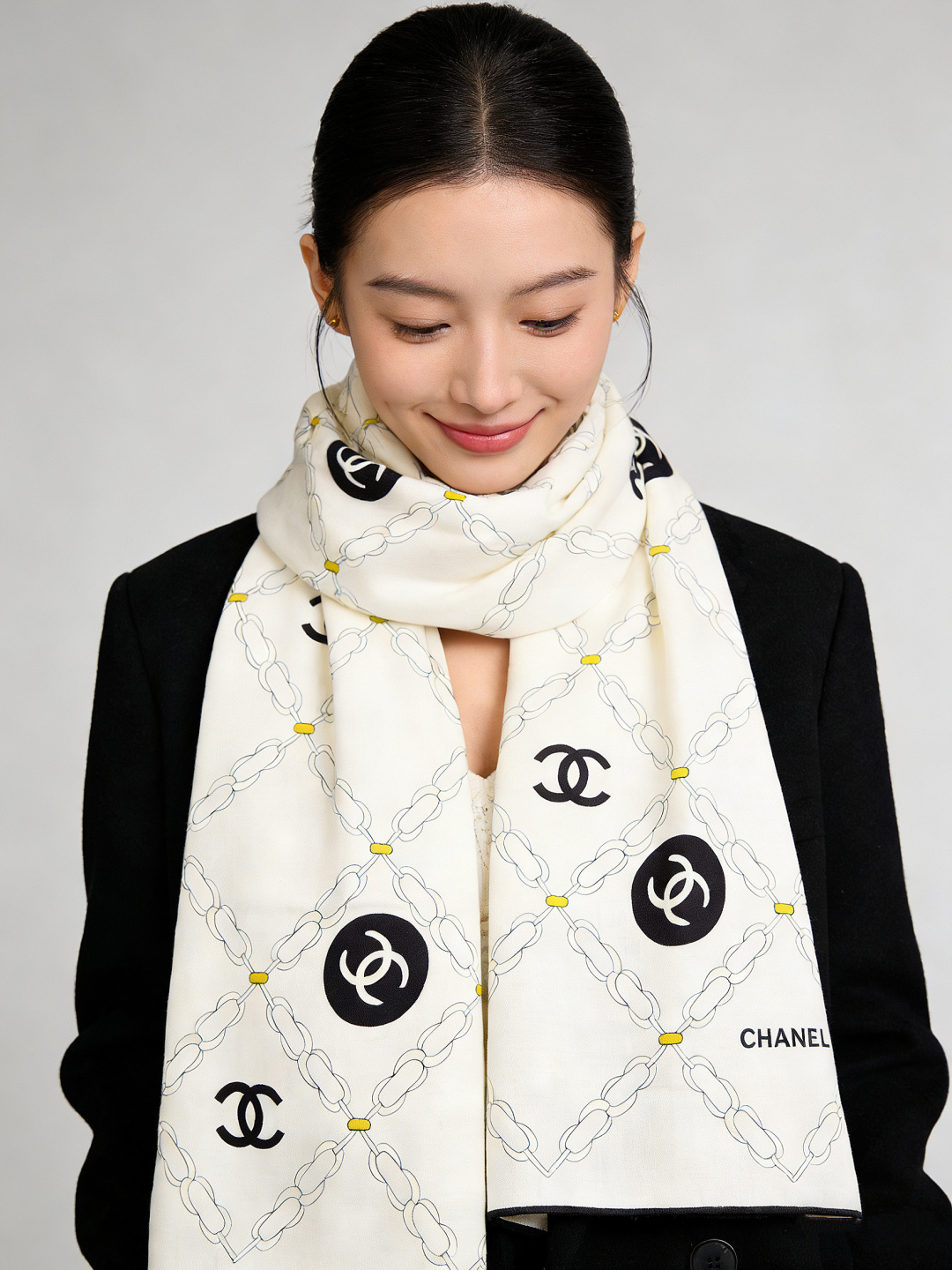 2025秋冬高级成衣系列～Chanel 【140双面同色丝绒披肩】此系列谱写一曲自由轻灵的赞歌本系列作品