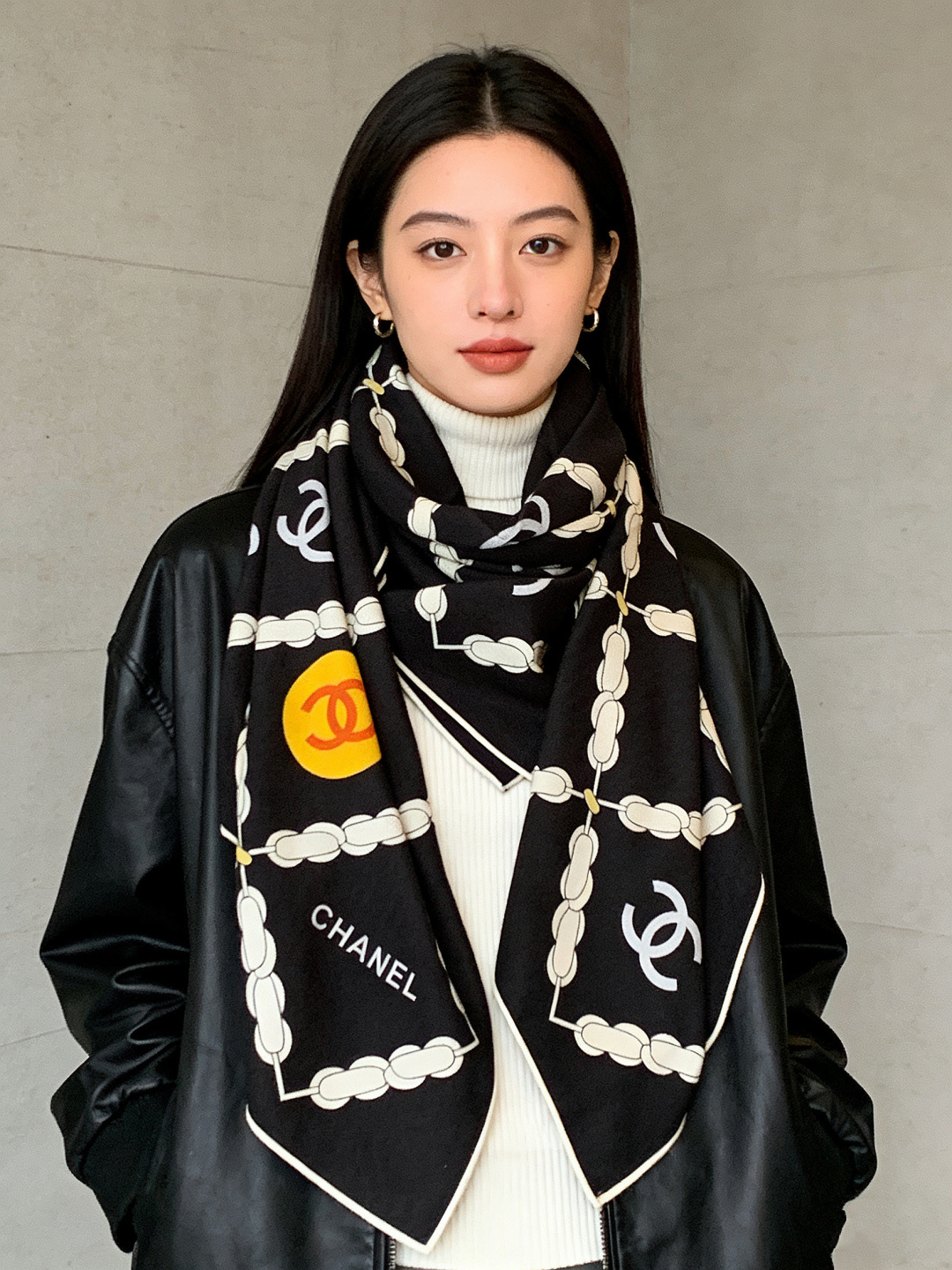 2025秋冬高级成衣系列～Chanel 【140双面同色丝绒披肩】此系列谱写一曲自由轻灵的赞歌本系列作品