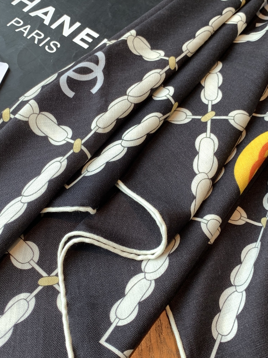 2025秋冬高级成衣系列～Chanel 【140双面同色丝绒披肩】此系列谱写一曲自由轻灵的赞歌本系列作品