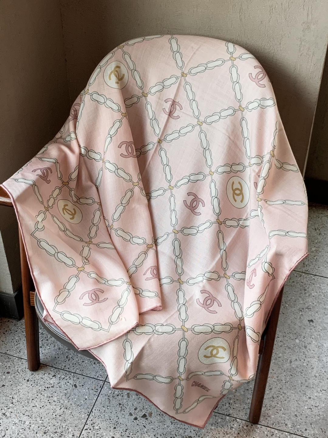 2025秋冬高级成衣系列～Chanel 【140双面同色丝绒披肩】此系列谱写一曲自由轻灵的赞歌本系列作品