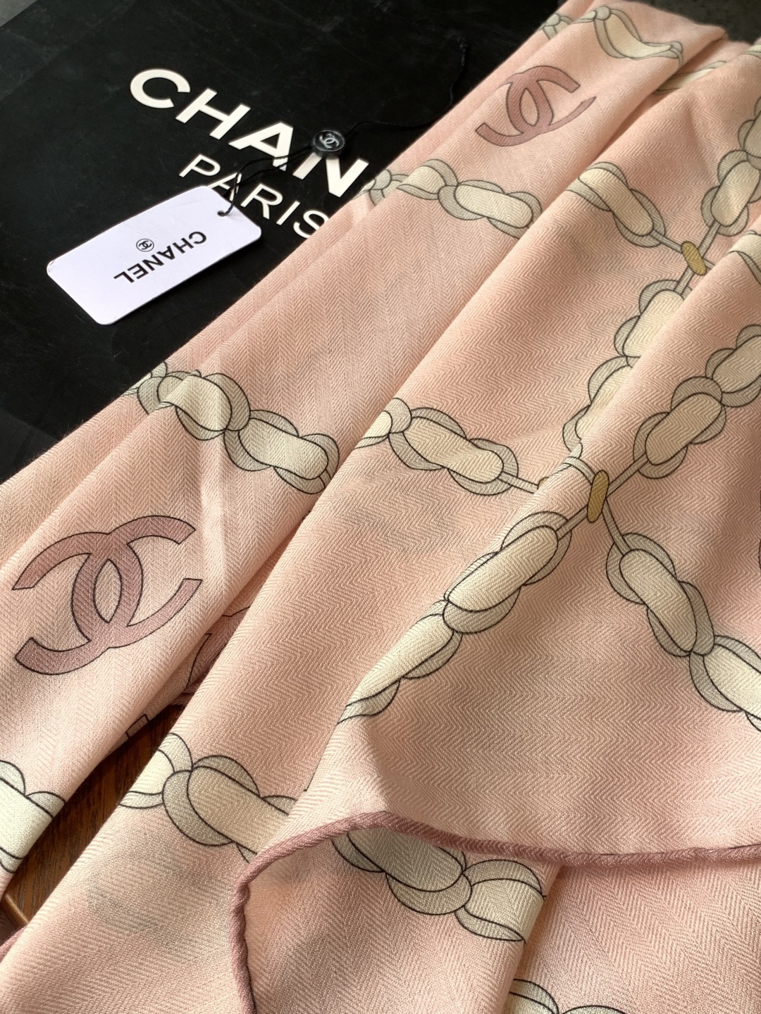 2025秋冬高级成衣系列～Chanel 【140双面同色丝绒披肩】此系列谱写一曲自由轻灵的赞歌本系列作品