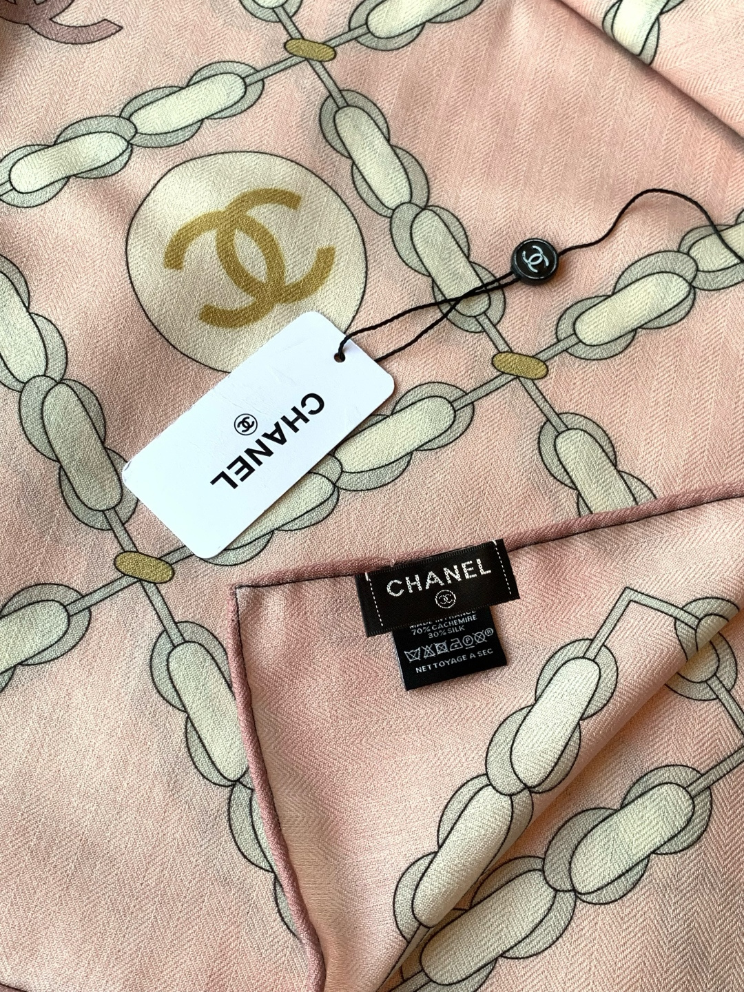 2025秋冬高级成衣系列～Chanel 【140双面同色丝绒披肩】此系列谱写一曲自由轻灵的赞歌本系列作品