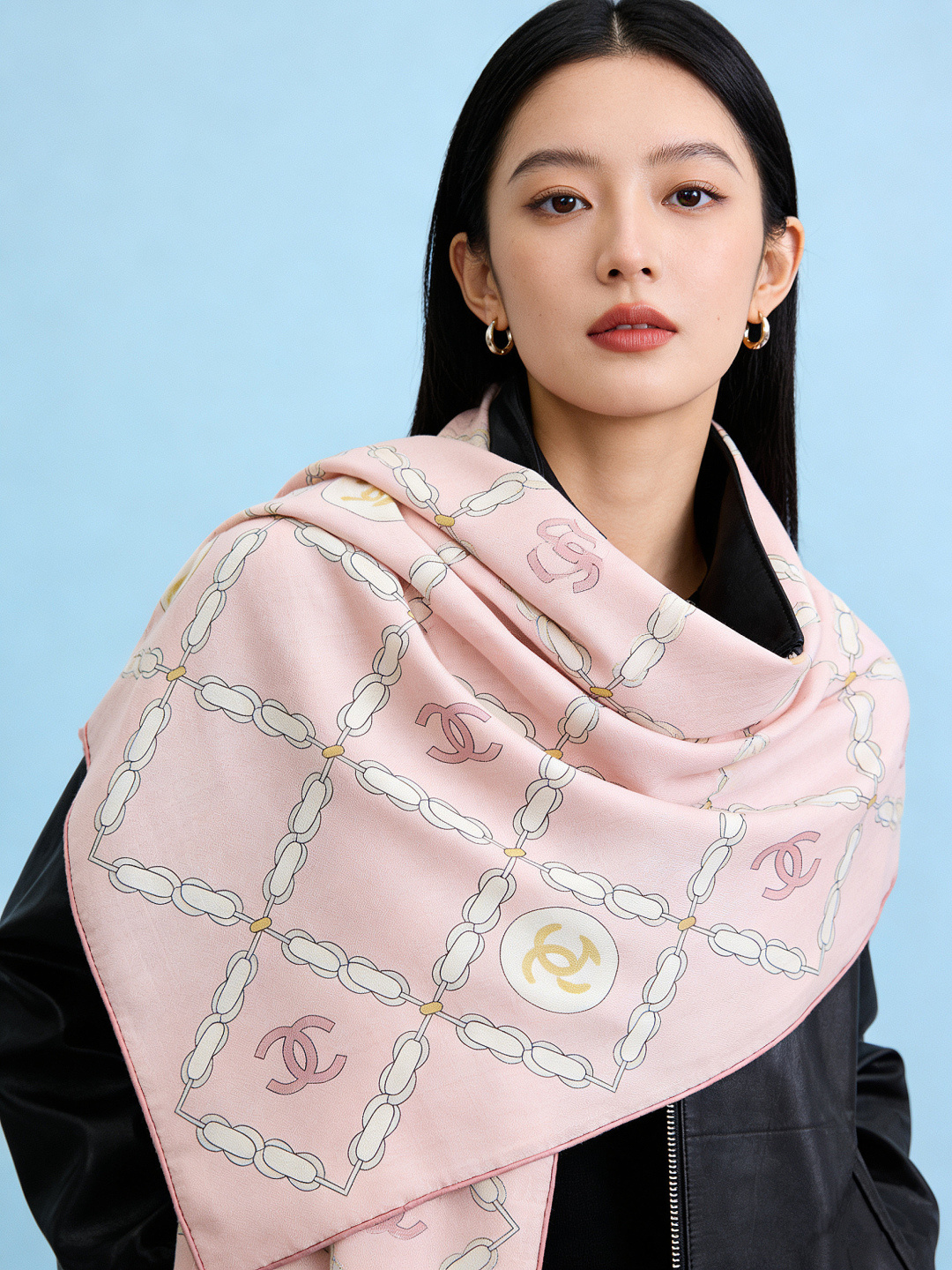 2025秋冬高级成衣系列～Chanel 【140双面同色丝绒披肩】此系列谱写一曲自由轻灵的赞歌本系列作品