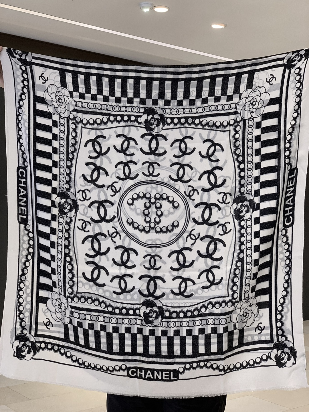 上新🌟 会发光发亮的围巾 💄💋新款客供银线💖羊绒面料长巾 😘美翻了[流泪]【小香银线图标】，御用殿堂级极