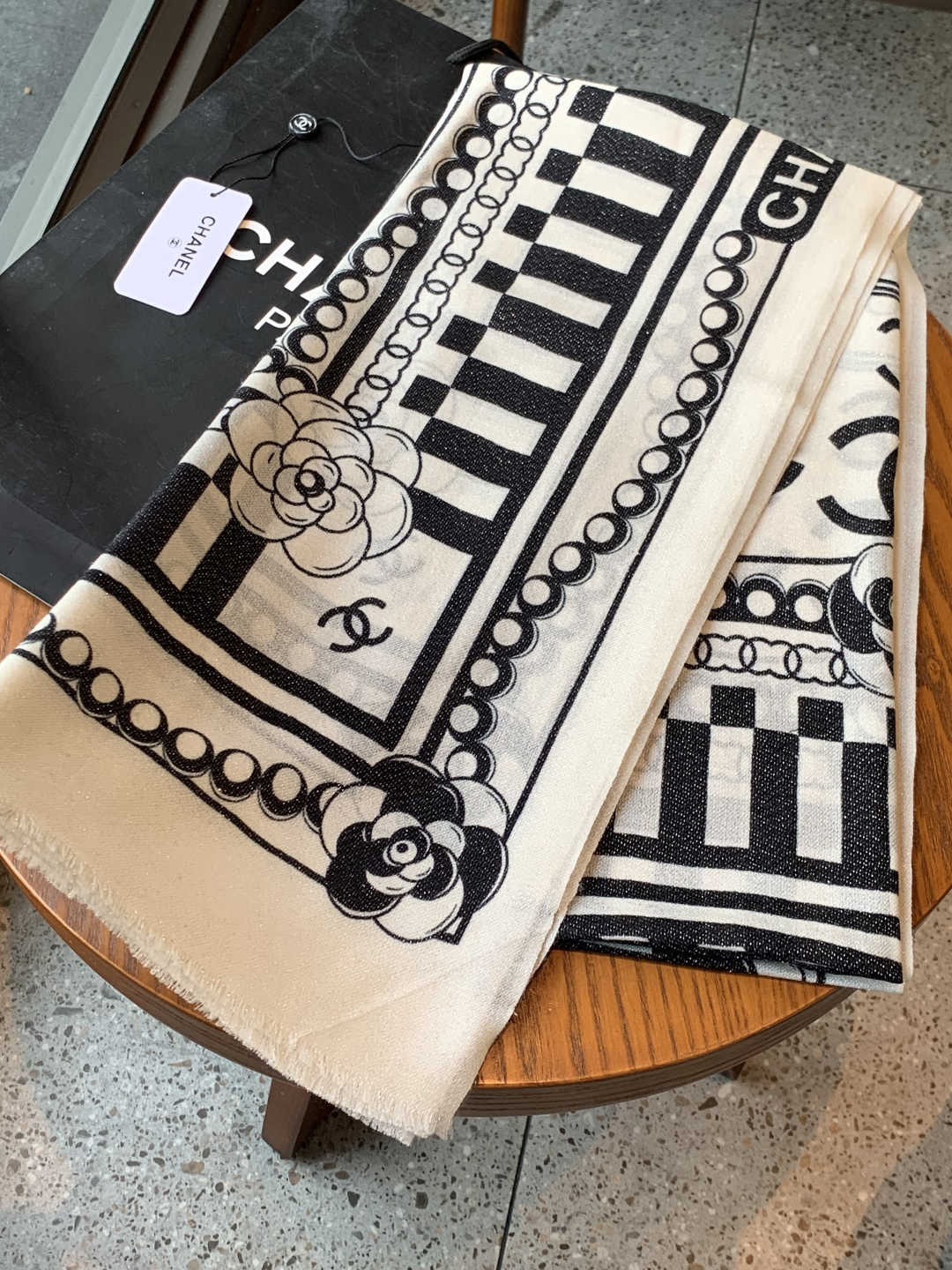 上新🌟 会发光发亮的围巾 💄💋新款客供银线💖羊绒面料长巾 😘美翻了[流泪]【小香银线图标】，御用殿堂级极