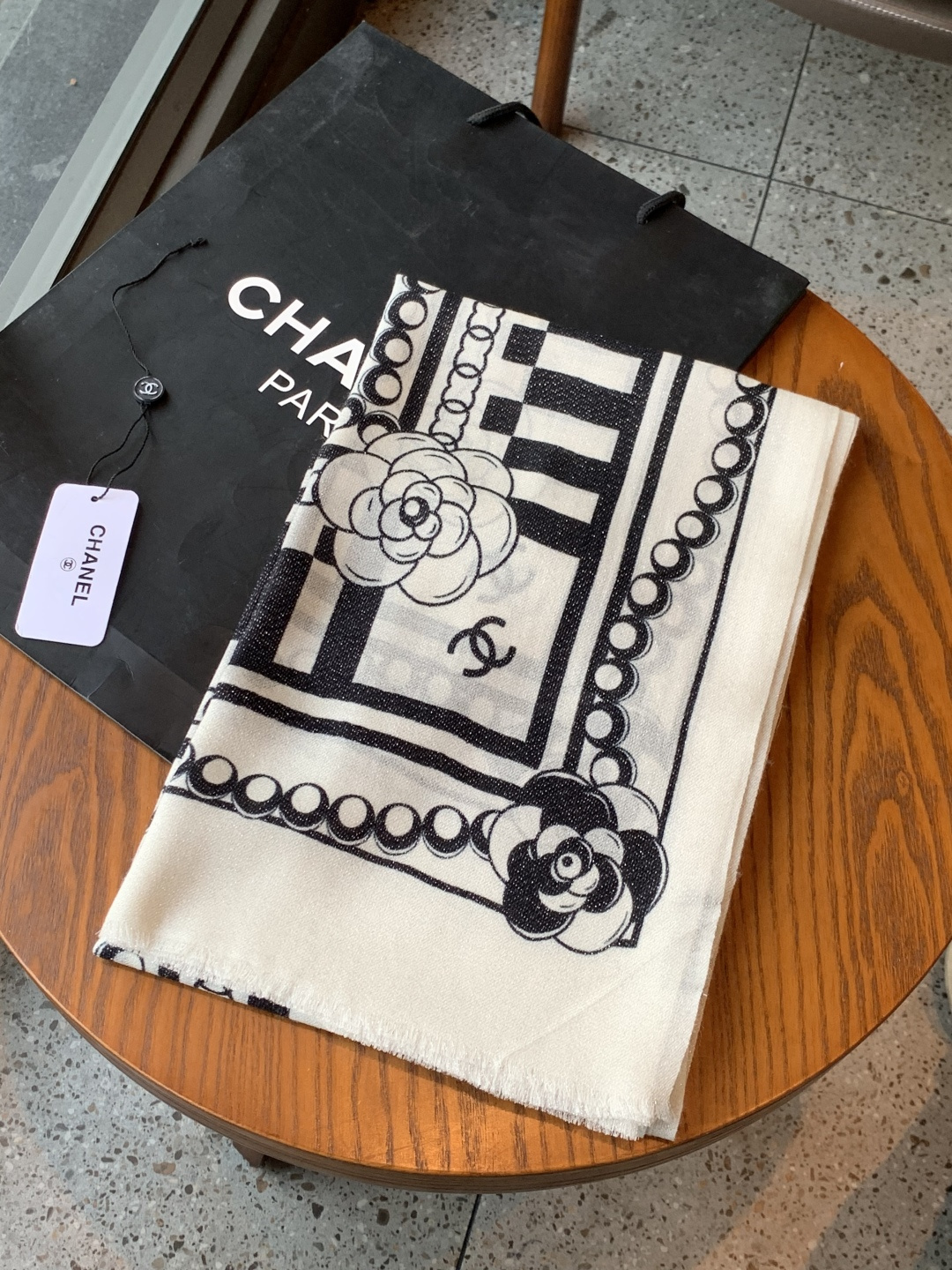 上新🌟 会发光发亮的围巾 💄💋新款客供银线💖羊绒面料长巾 😘美翻了[流泪]【小香银线图标】，御用殿堂级极