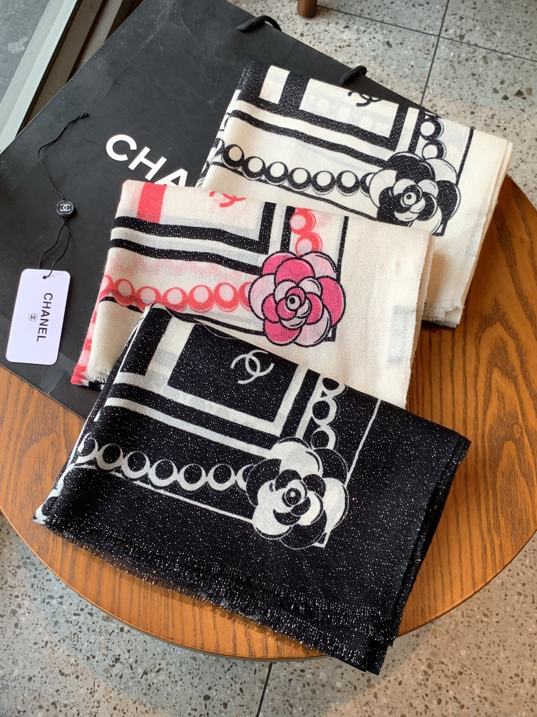 上新🌟 会发光发亮的围巾 💄💋新款客供银线💖羊绒面料长巾 😘美翻了[流泪]【小香银线图标】，御用殿堂级极