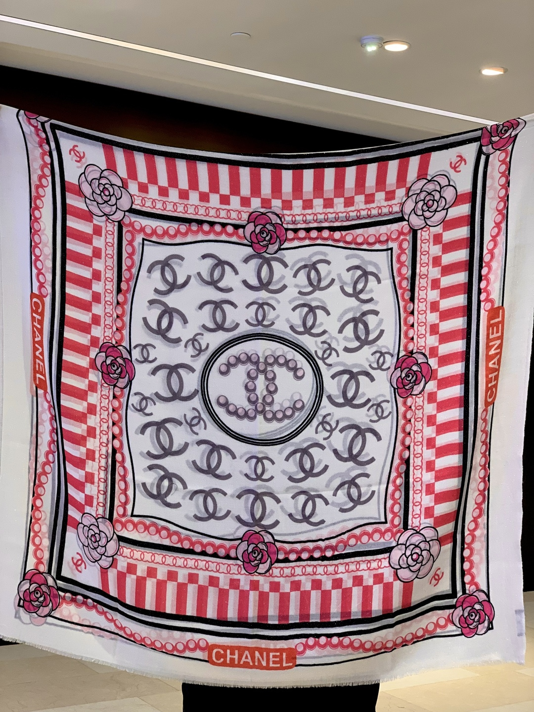 上新🌟 会发光发亮的围巾 💄💋新款客供银线💖羊绒面料长巾 😘美翻了[流泪]【小香银线图标】，御用殿堂级极