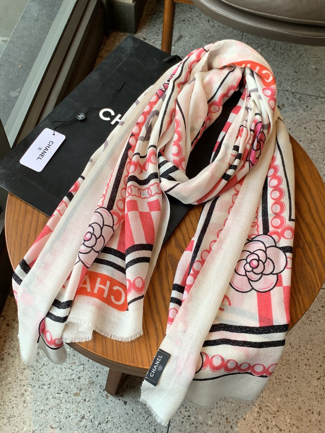 上新🌟 会发光发亮的围巾 💄💋新款客供银线💖羊绒面料长巾 😘美翻了[流泪]【小香银线图标】，御用殿堂级极