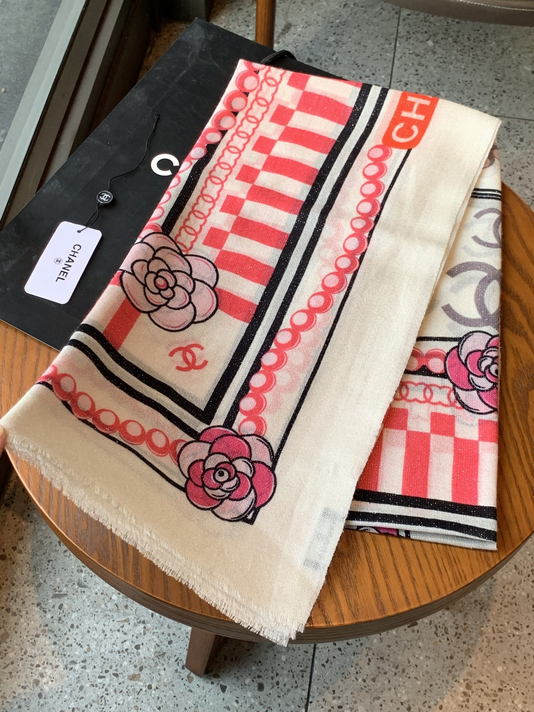 上新🌟 会发光发亮的围巾 💄💋新款客供银线💖羊绒面料长巾 😘美翻了[流泪]【小香银线图标】，御用殿堂级极