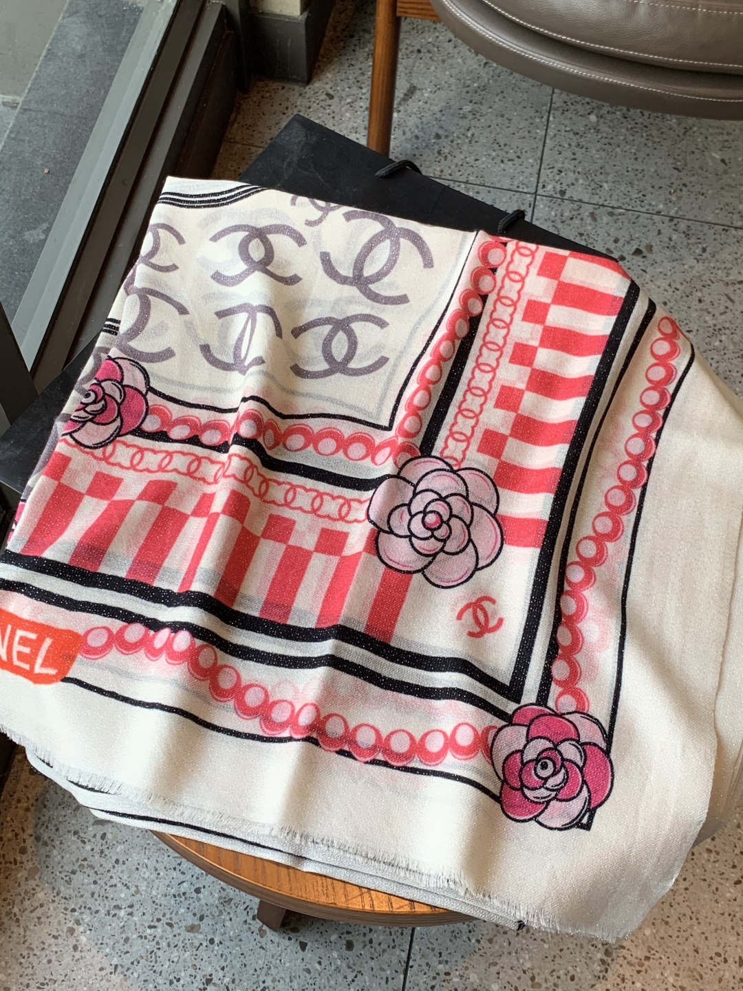 上新🌟 会发光发亮的围巾 💄💋新款客供银线💖羊绒面料长巾 😘美翻了[流泪]【小香银线图标】，御用殿堂级极