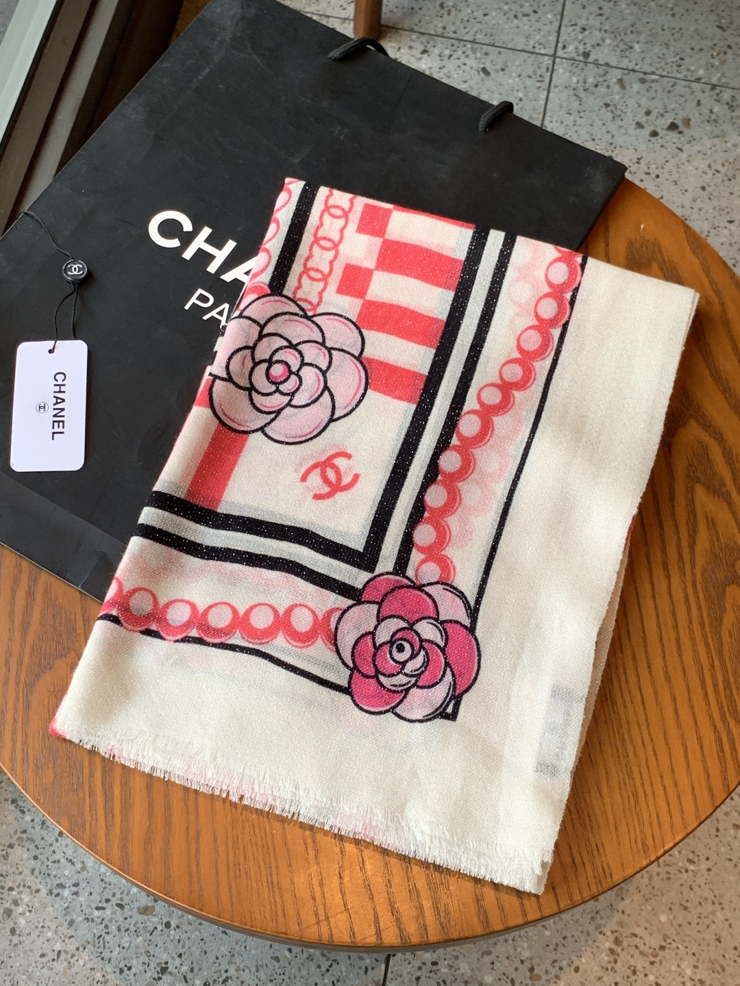 上新🌟 会发光发亮的围巾 💄💋新款客供银线💖羊绒面料长巾 😘美翻了[流泪]【小香银线图标】，御用殿堂级极