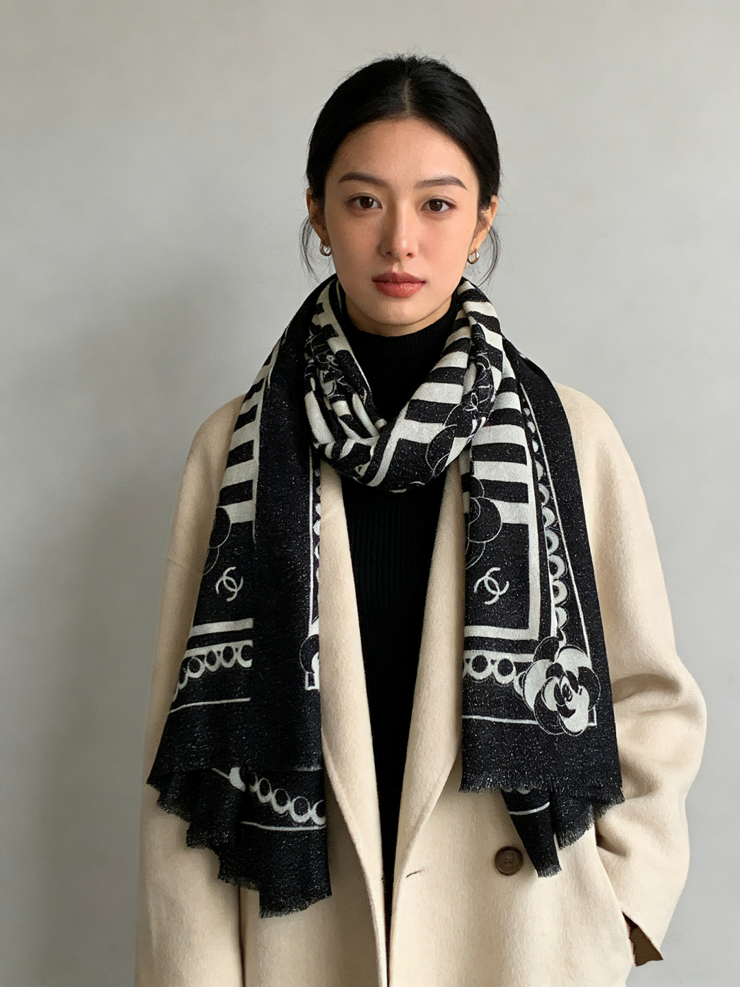 上新🌟 会发光发亮的围巾 💄💋新款客供银线💖羊绒面料长巾 😘美翻了[流泪]【小香银线图标】，御用殿堂级极