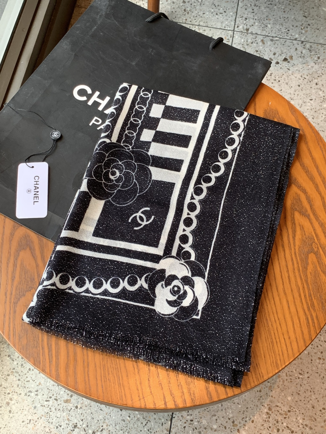 上新🌟 会发光发亮的围巾 💄💋新款客供银线💖羊绒面料长巾 😘美翻了[流泪]【小香银线图标】，御用殿堂级极