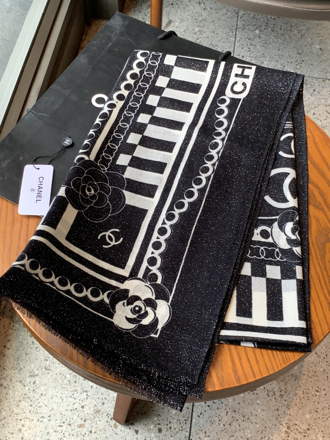 上新🌟 会发光发亮的围巾 💄💋新款客供银线💖羊绒面料长巾 😘美翻了[流泪]【小香银线图标】，御用殿堂级极