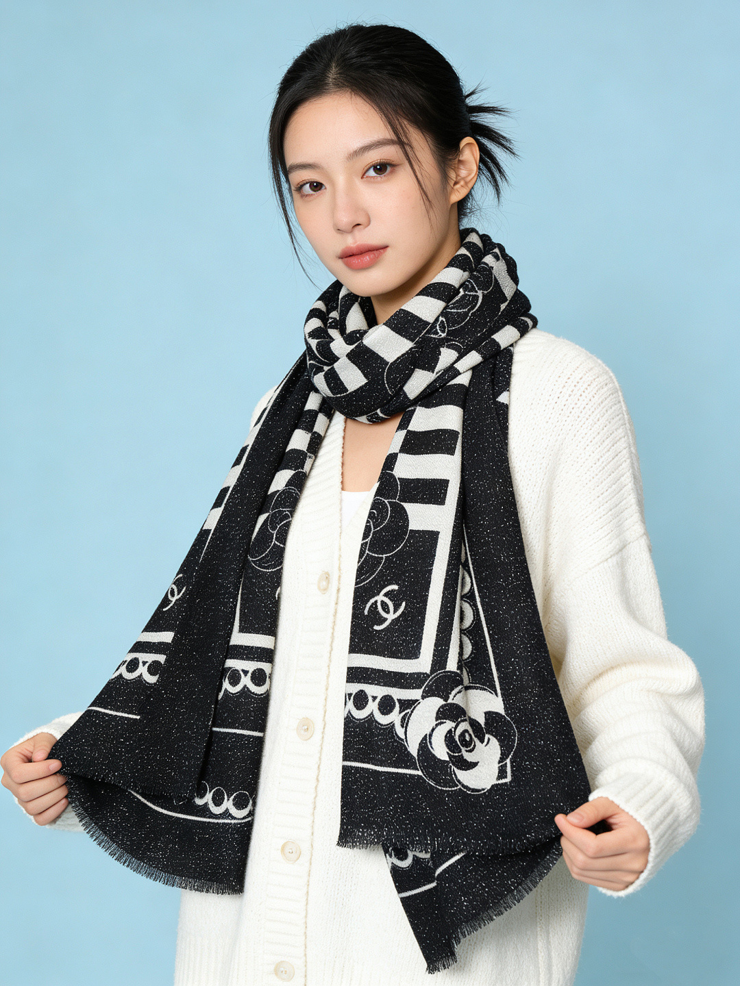 上新🌟 会发光发亮的围巾 💄💋新款客供银线💖羊绒面料长巾 😘美翻了[流泪]【小香银线图标】，御用殿堂级极