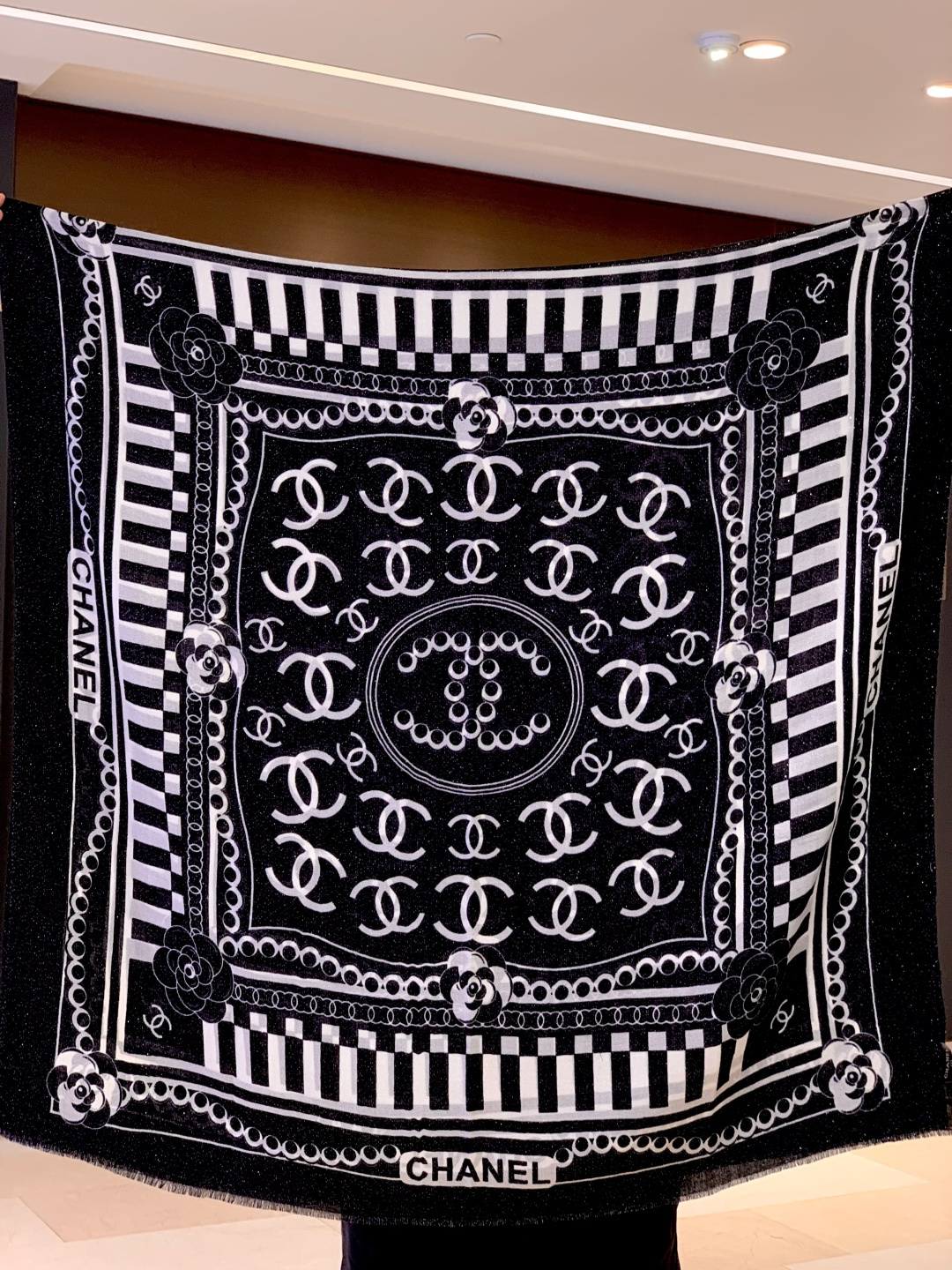 上新🌟 会发光发亮的围巾 💄💋新款客供银线💖羊绒面料长巾 😘美翻了[流泪]【小香银线图标】，御用殿堂级极