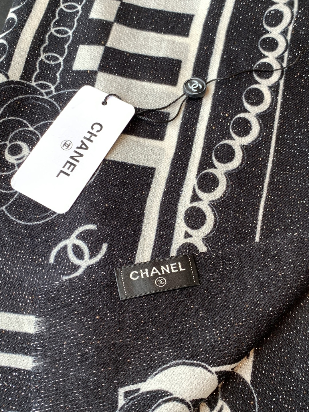 上新🌟 会发光发亮的围巾 💄💋新款客供银线💖羊绒面料长巾 😘美翻了[流泪]【小香银线图标】，御用殿堂级极