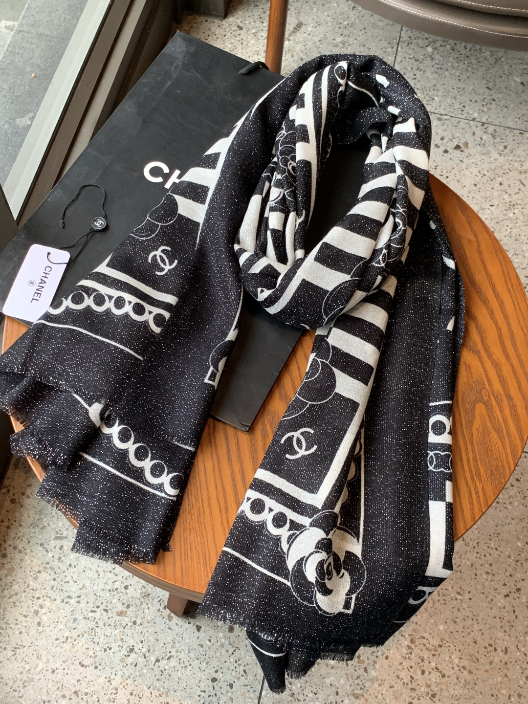 上新🌟 会发光发亮的围巾 💄💋新款客供银线💖羊绒面料长巾 😘美翻了[流泪]【小香银线图标】，御用殿堂级极