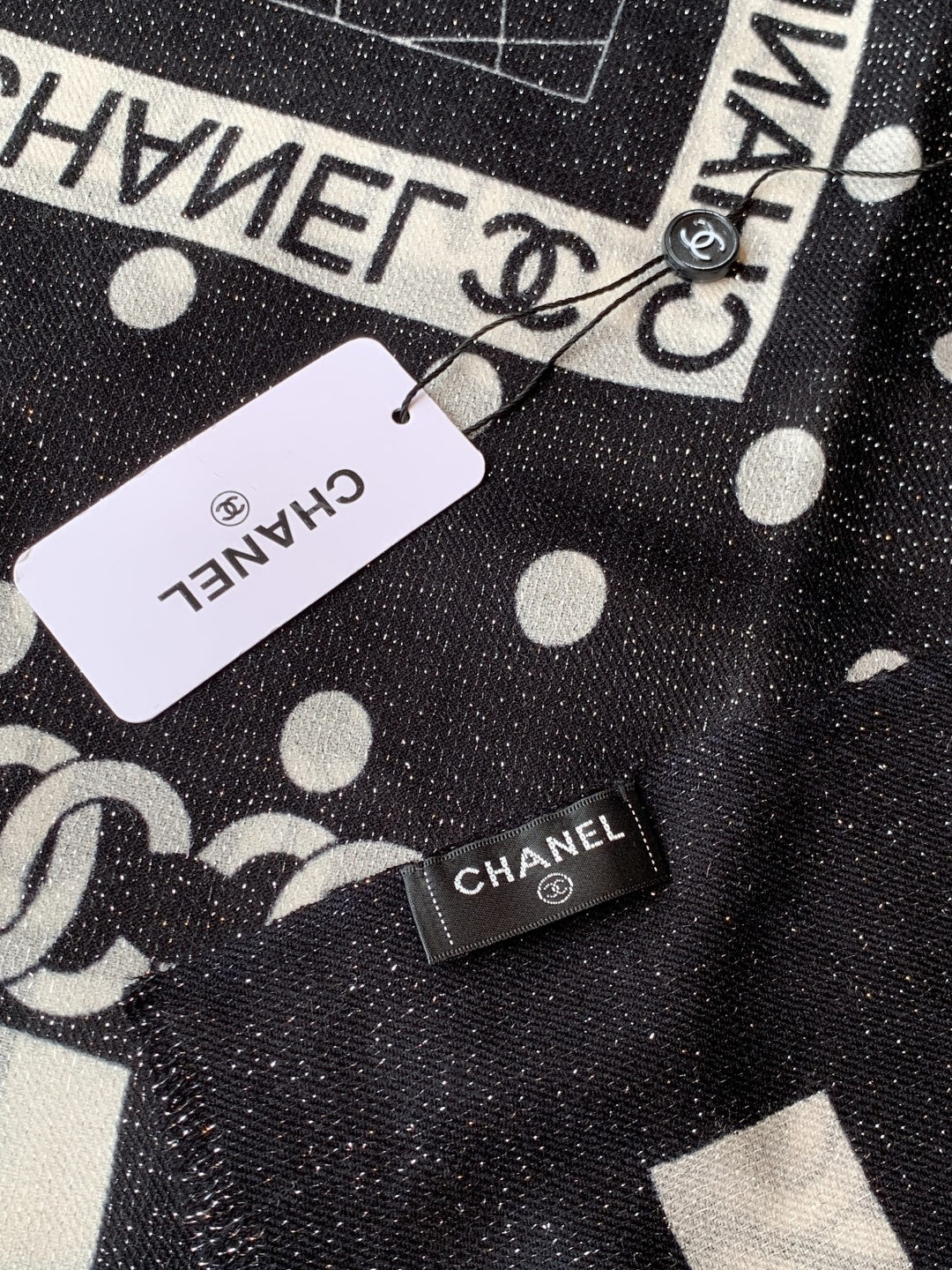 上新🌟 会发光发亮的围巾 💄💋新款客供银线💖羊绒面料长巾 😘美翻了[流泪]【小香银线图标】，御用殿堂级极