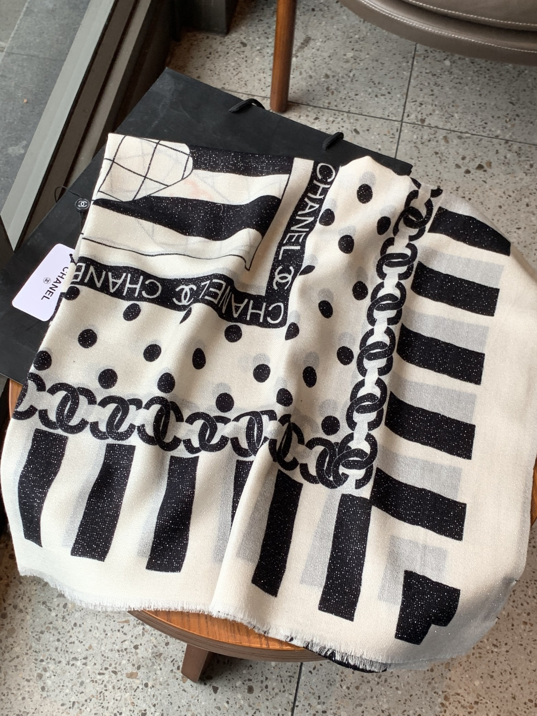 上新🌟 会发光发亮的围巾 💄💋新款客供银线💖羊绒面料长巾 😘美翻了[流泪]【小香银线图标】，御用殿堂级极