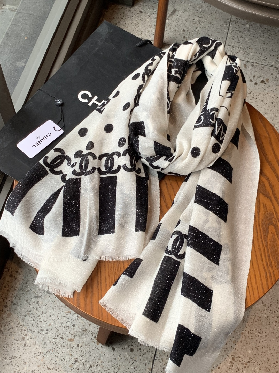 上新🌟 会发光发亮的围巾 💄💋新款客供银线💖羊绒面料长巾 😘美翻了[流泪]【小香银线图标】，御用殿堂级极