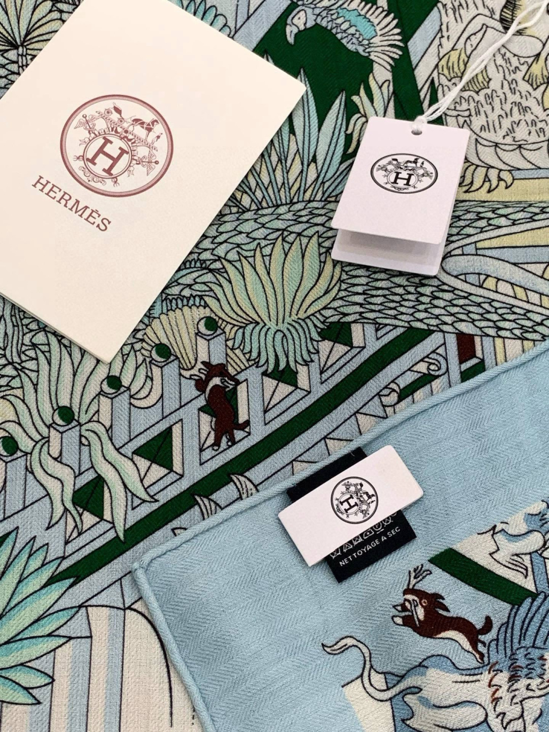 羊绒新款🆕👏👏买了都说好看‼️推荐💕爱马仕双面同色羊绒方巾【动物之城双面同色140】，顶级工艺超值‼️爱