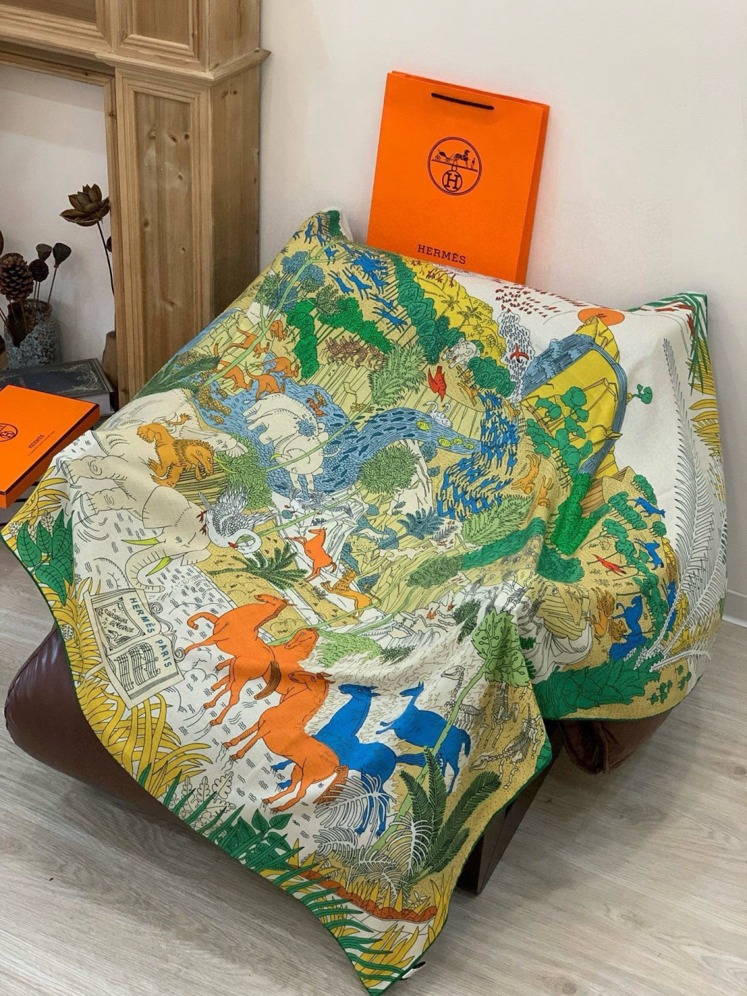 爱马仕～秋冬搭配利器❗️顶级双面同色真丝羊绒披肩！！1条等于2条】点睛精彩，图案和配色都超级喜欢，又一款