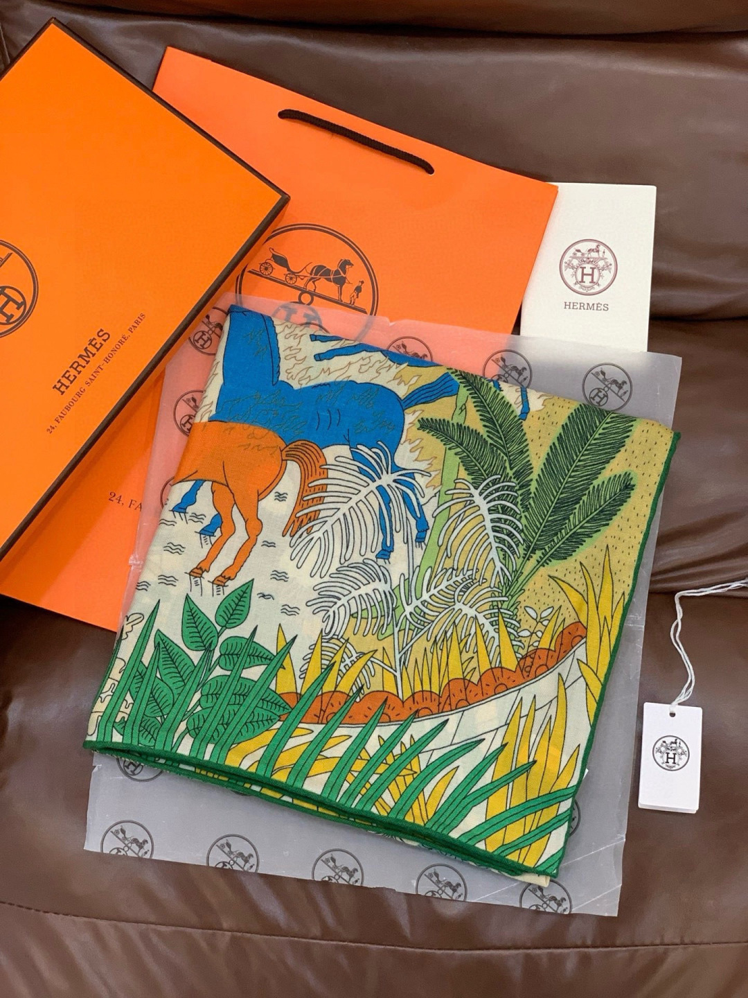 爱马仕～秋冬搭配利器❗️顶级双面同色真丝羊绒披肩！！1条等于2条】点睛精彩，图案和配色都超级喜欢，又一款