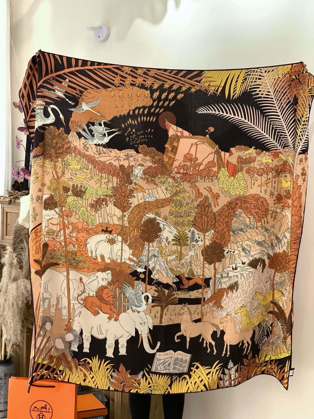 爱马仕～秋冬搭配利器❗️顶级双面同色真丝羊绒披肩！！1条等于2条】点睛精彩，图案和配色都超级喜欢，又一款