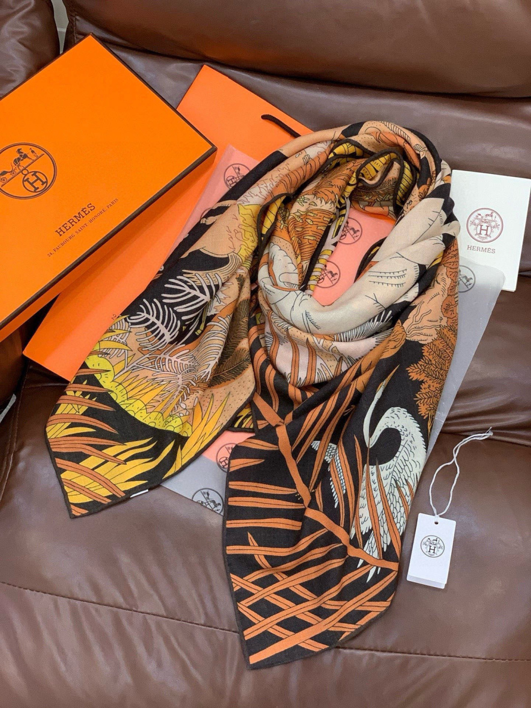 爱马仕～秋冬搭配利器❗️顶级双面同色真丝羊绒披肩！！1条等于2条】点睛精彩，图案和配色都超级喜欢，又一款