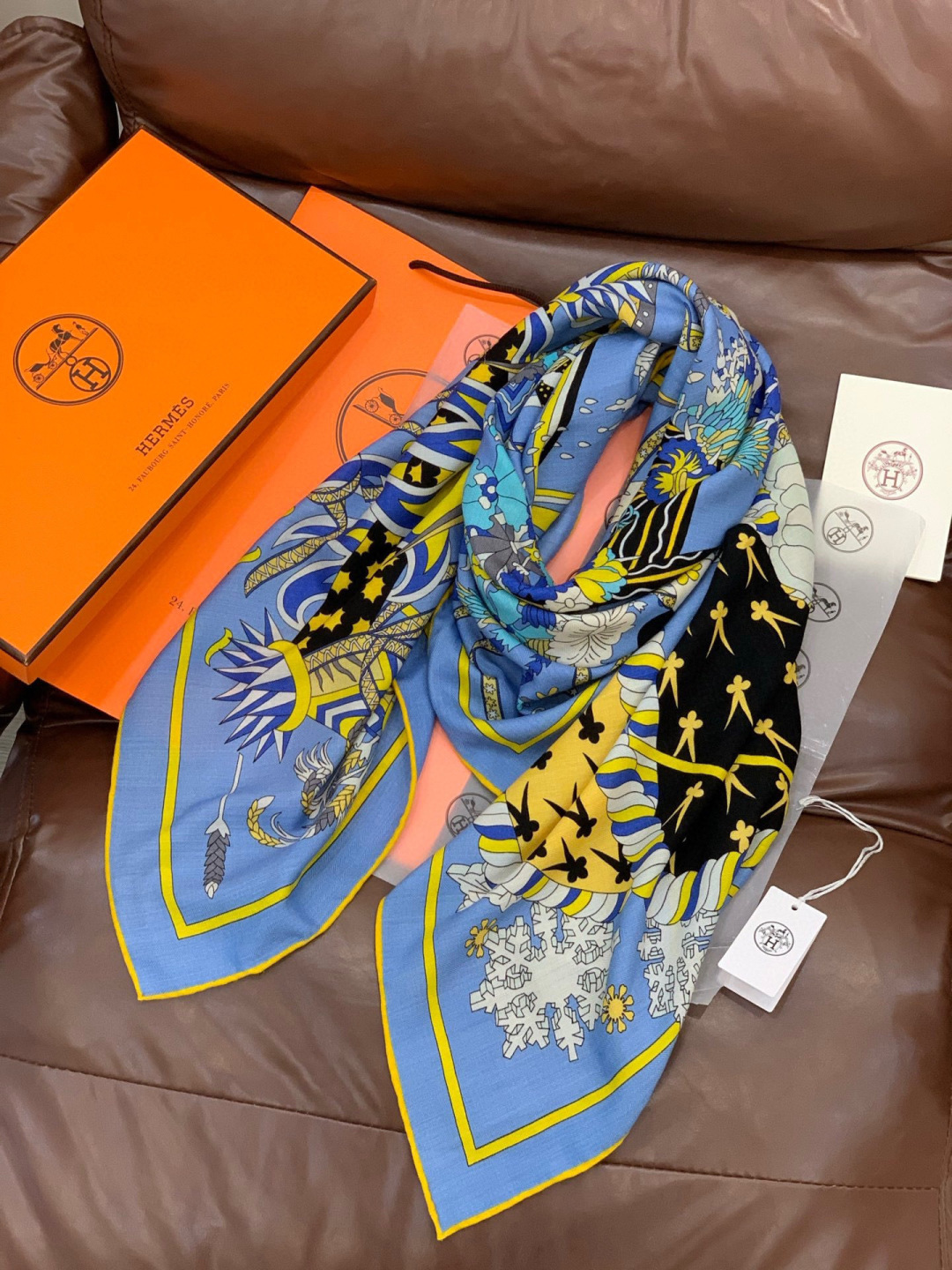 新款爱马仕四季之王的加冕140*140cm，双面同色印花，高端的重磅丝羊绒面料，正反两面效果一样，70%