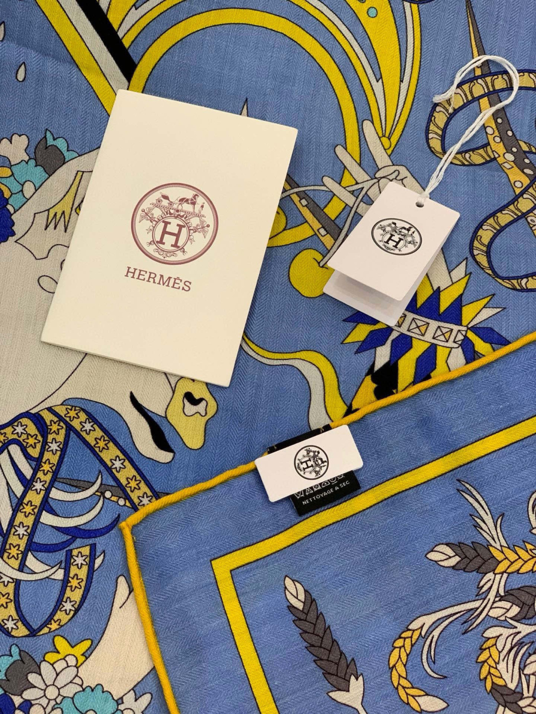 新款爱马仕四季之王的加冕140*140cm，双面同色印花，高端的重磅丝羊绒面料，正反两面效果一样，70%