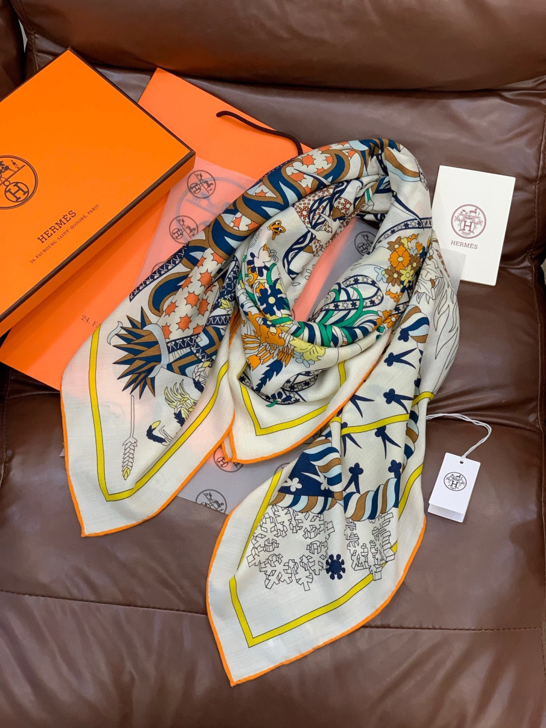 新款爱马仕四季之王的加冕140*140cm，双面同色印花，高端的重磅丝羊绒面料，正反两面效果一样，70%