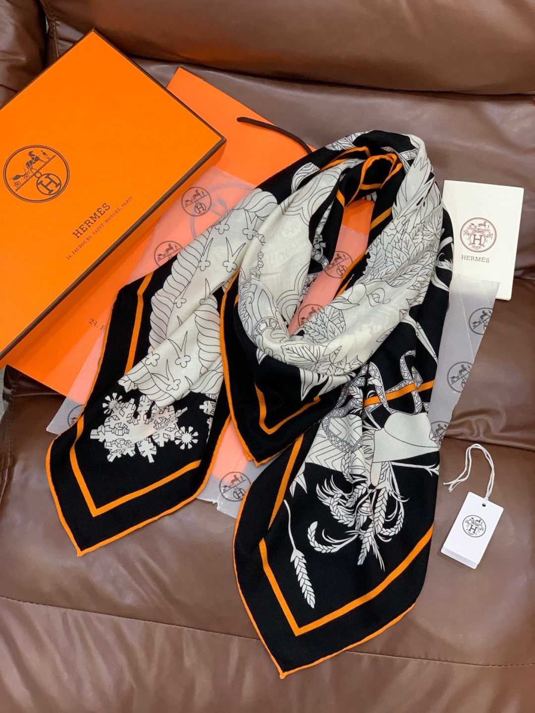 新款爱马仕四季之王的加冕140*140cm，双面同色印花，高端的重磅丝羊绒面料，正反两面效果一样，70%