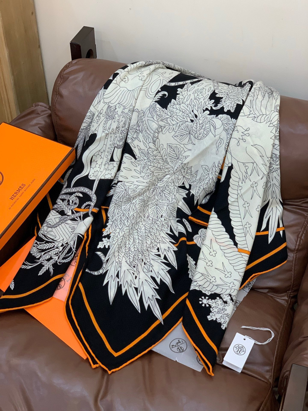 新款爱马仕四季之王的加冕140*140cm，双面同色印花，高端的重磅丝羊绒面料，正反两面效果一样，70%