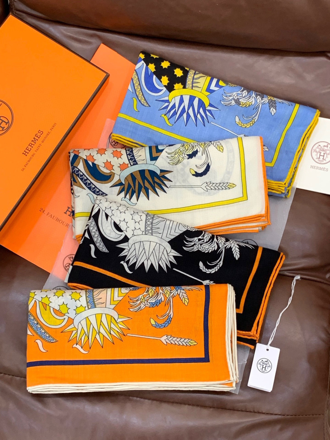 新款爱马仕四季之王的加冕140*140cm，双面同色印花，高端的重磅丝羊绒面料，正反两面效果一样，70%