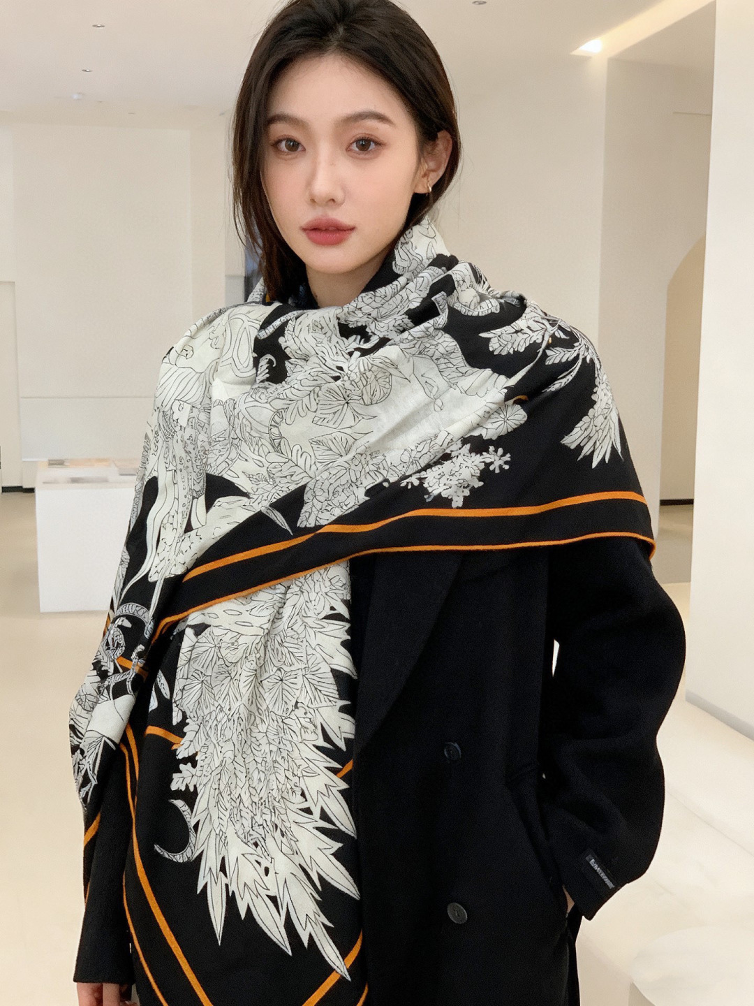 新款爱马仕四季之王的加冕140*140cm，双面同色印花，高端的重磅丝羊绒面料，正反两面效果一样，70%